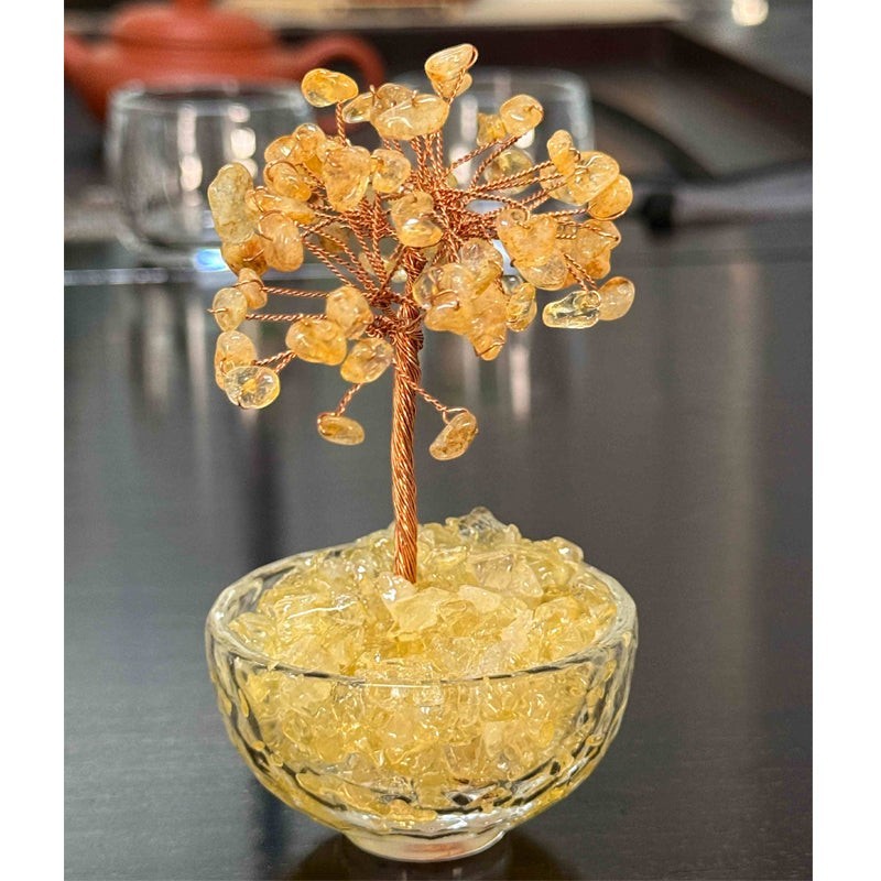 Arbre décoratif Glow Supply en pierres naturelles jaunes et fil de cuivre torsadé, dans un pot en verre.