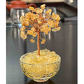 Arbre décoratif Glow Supply en pierres naturelles jaunes et fil de cuivre torsadé, dans un pot en verre.