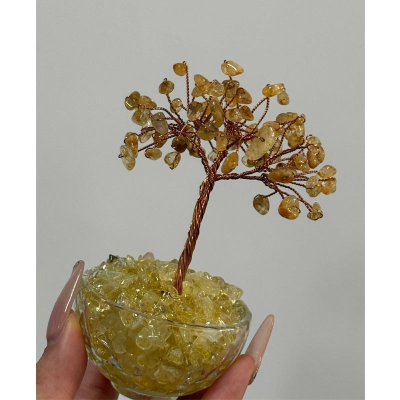 Arbre décoratif Glow Supply en pierres naturelles jaunes et fil de cuivre torsadé, dans un pot en verre.