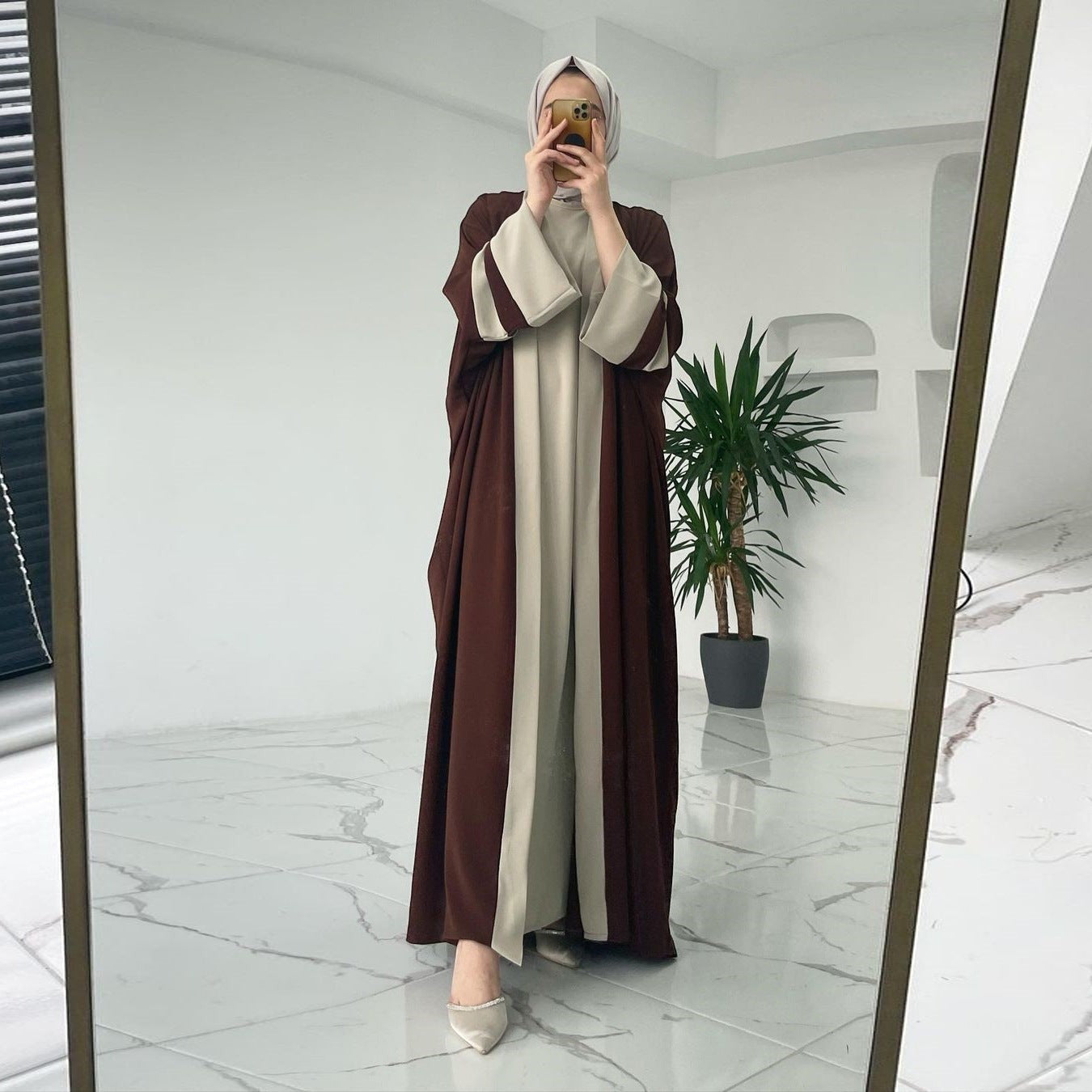 Glow Supply Ensemble deux pièces abaya longue marron et beige en polyester pour femme, manches régulières.