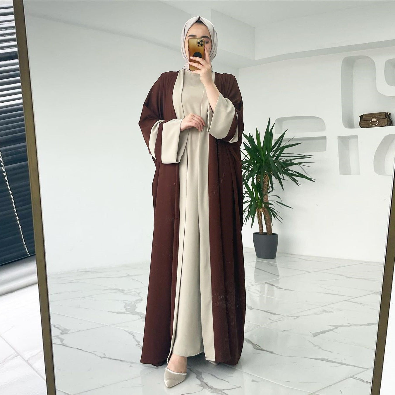 Glow Supply Ensemble deux pièces abaya longue marron et beige en polyester pour femme, manches regular.