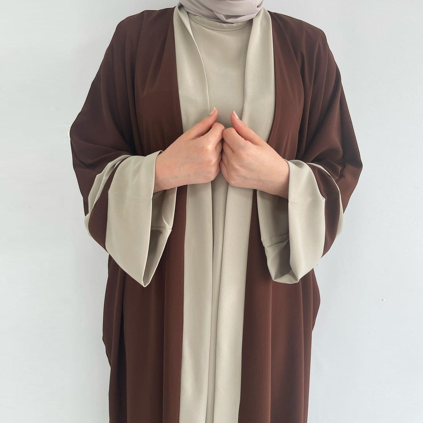 Ensemble deux pièces abaya longue musulmane marron et beige en polyester, manches regular, par Glow Supply