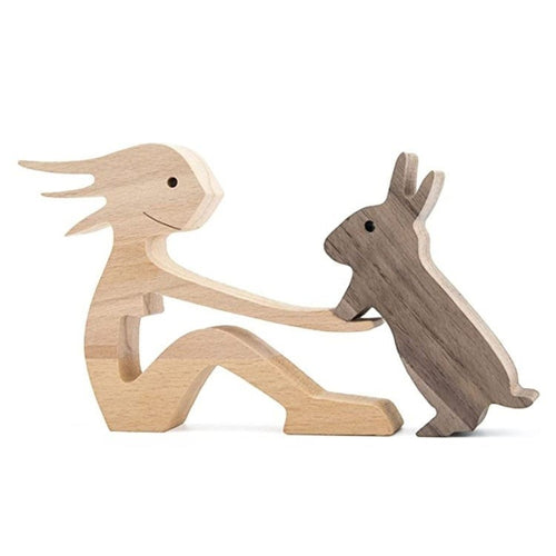 Sculpture en bois de Glow Supply représentant une silhouette humaine assise interagissant avec un lapin, artisanat en bois naturel.