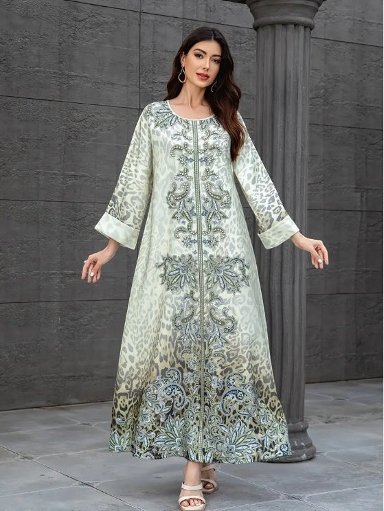 Glow Supply Robe caftan longue imprimée léopard et florale, dégradé blanc cassé, gris et vert sauge, manches longues évasées.