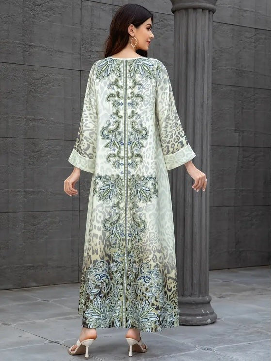 Glow Supply Robe longue caftan fluide imprimé léopard et floral, dégradé blanc cassé, gris et vert sauge.