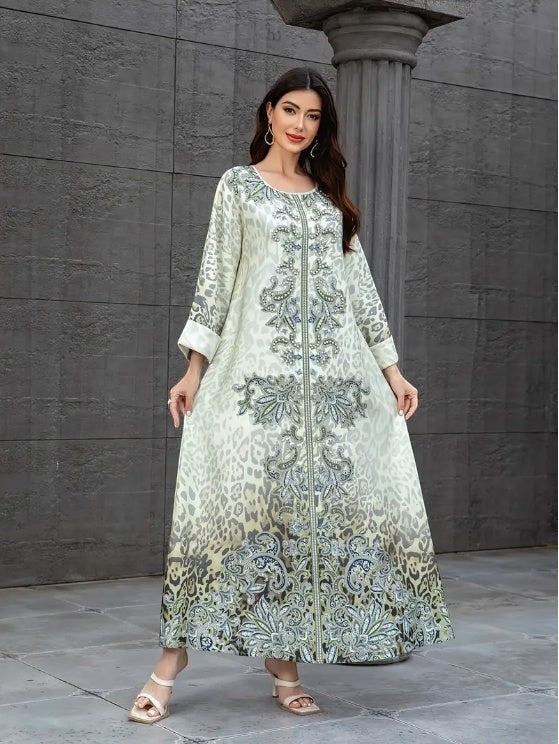 Glow Supply Robe longue caftan imprimée léopard et florale, dégradé blanc cassé, gris et vert sauge, manches longues évasées.