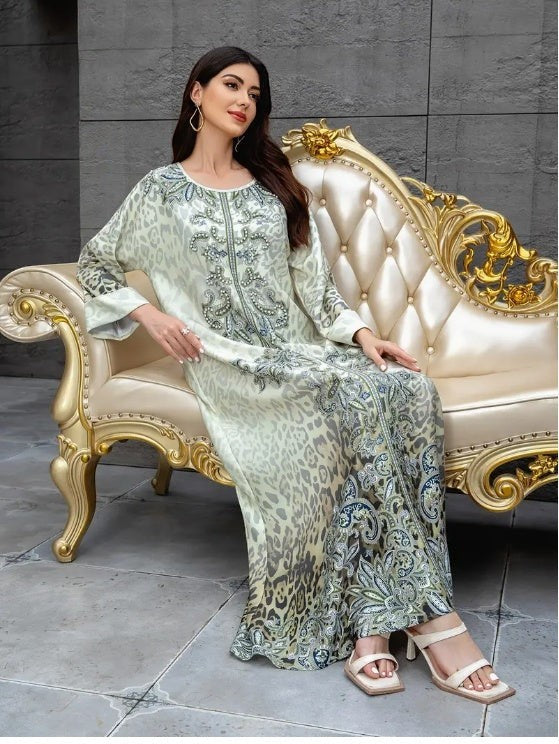 Glow Supply Robe caftan longue imprimée léopard et florale, dégradé blanc cassé, gris et vert sauge, manches évasées.