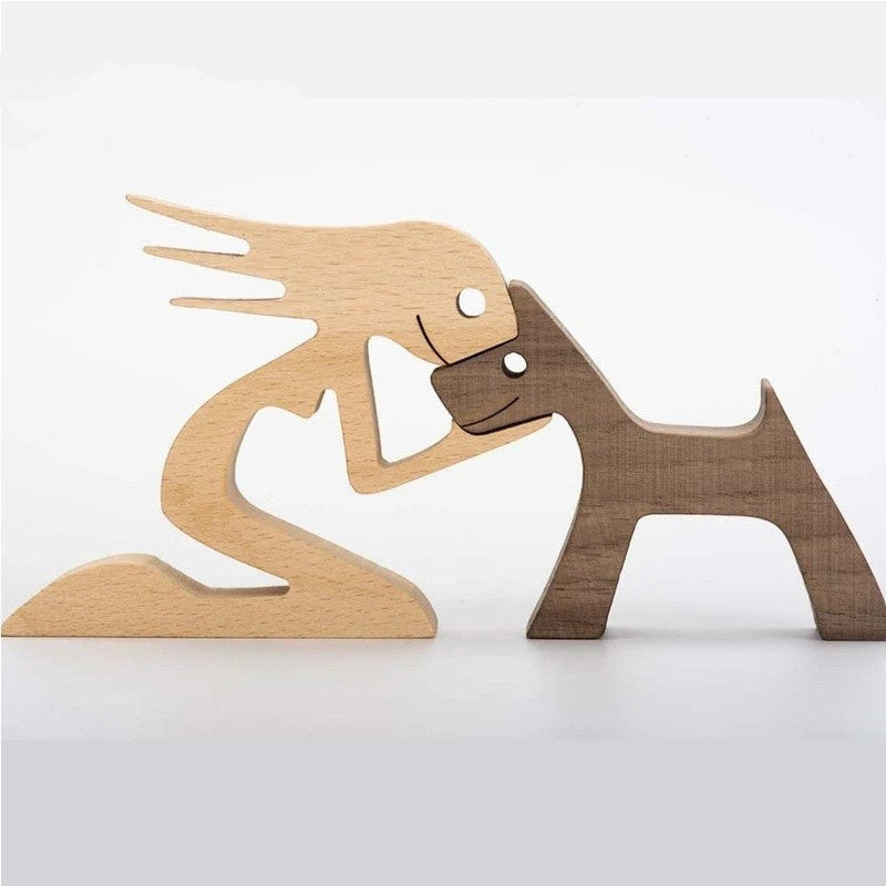 Sculpture en bois de couleur naturelle et marron représentant une personne agenouillée et un chien se touchant le museau. Décoration artisanale.
